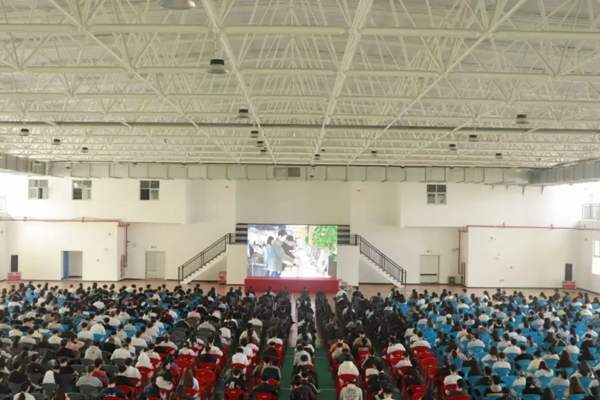 光影铸初心 思政引航程——我校师生集体观看思政教育片《我要当老师》