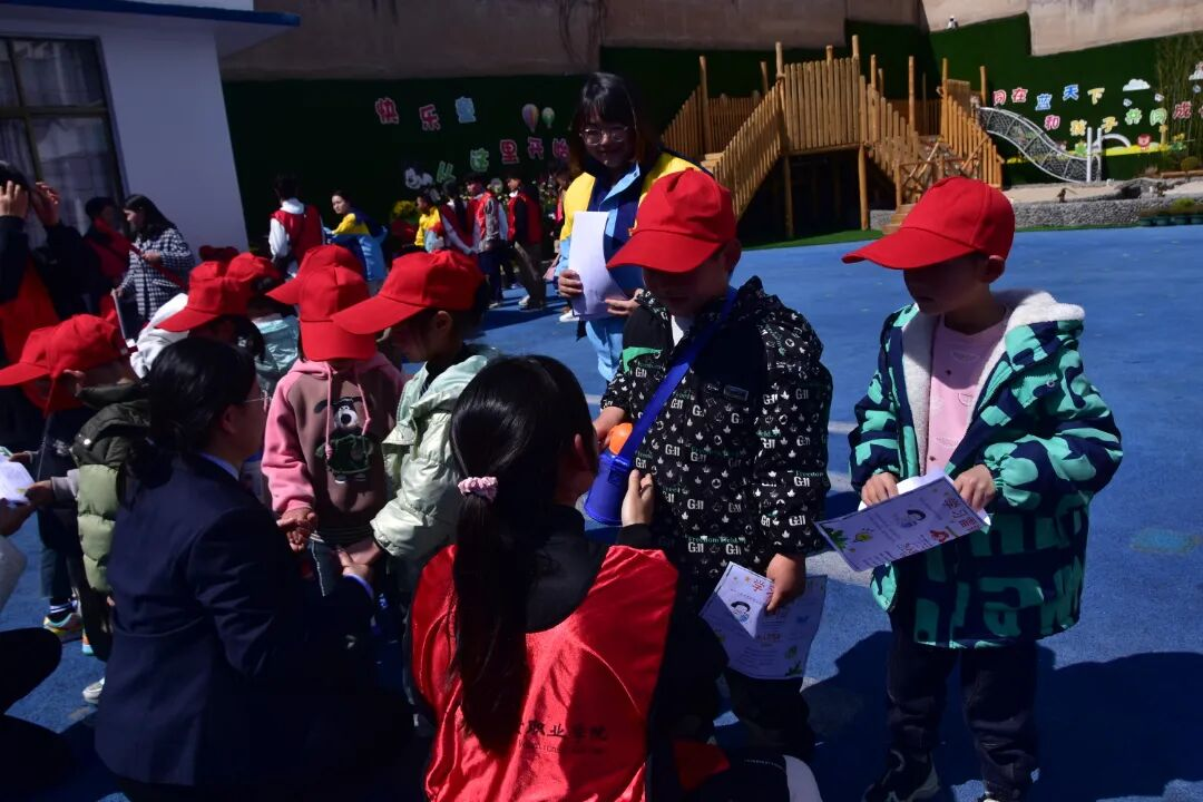 “大手牵小手，雷锋在行动”贵州民用航空职业学院学雷锋志愿服务活动