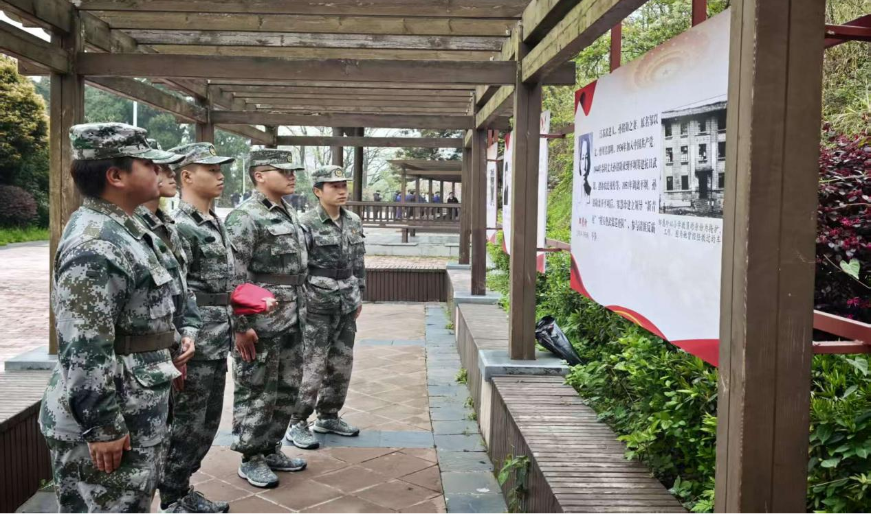 厉兵秣马强本领 迷彩青春展担当