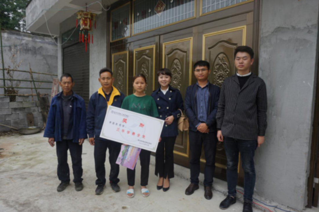 “三年学费全免”，院领导登门向新生送《录取通知书》