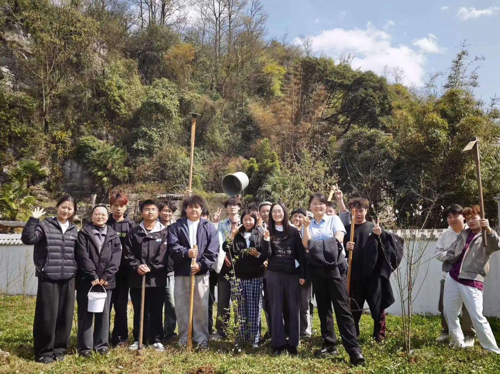 以绿为友，与春同行｜贵州民用航空职业学院2026植树节系列活动圆满落幕