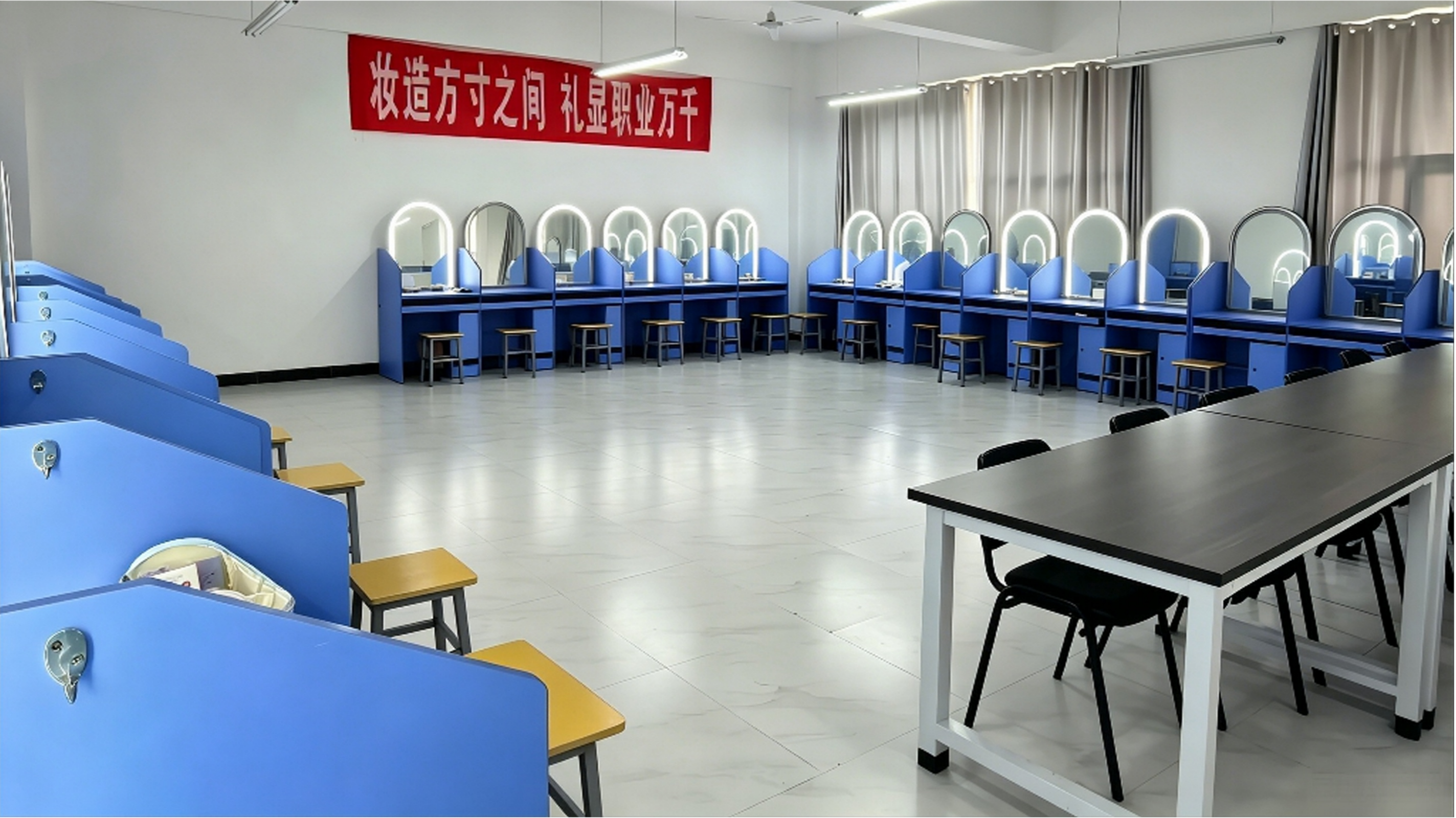 化妆实训室.png
